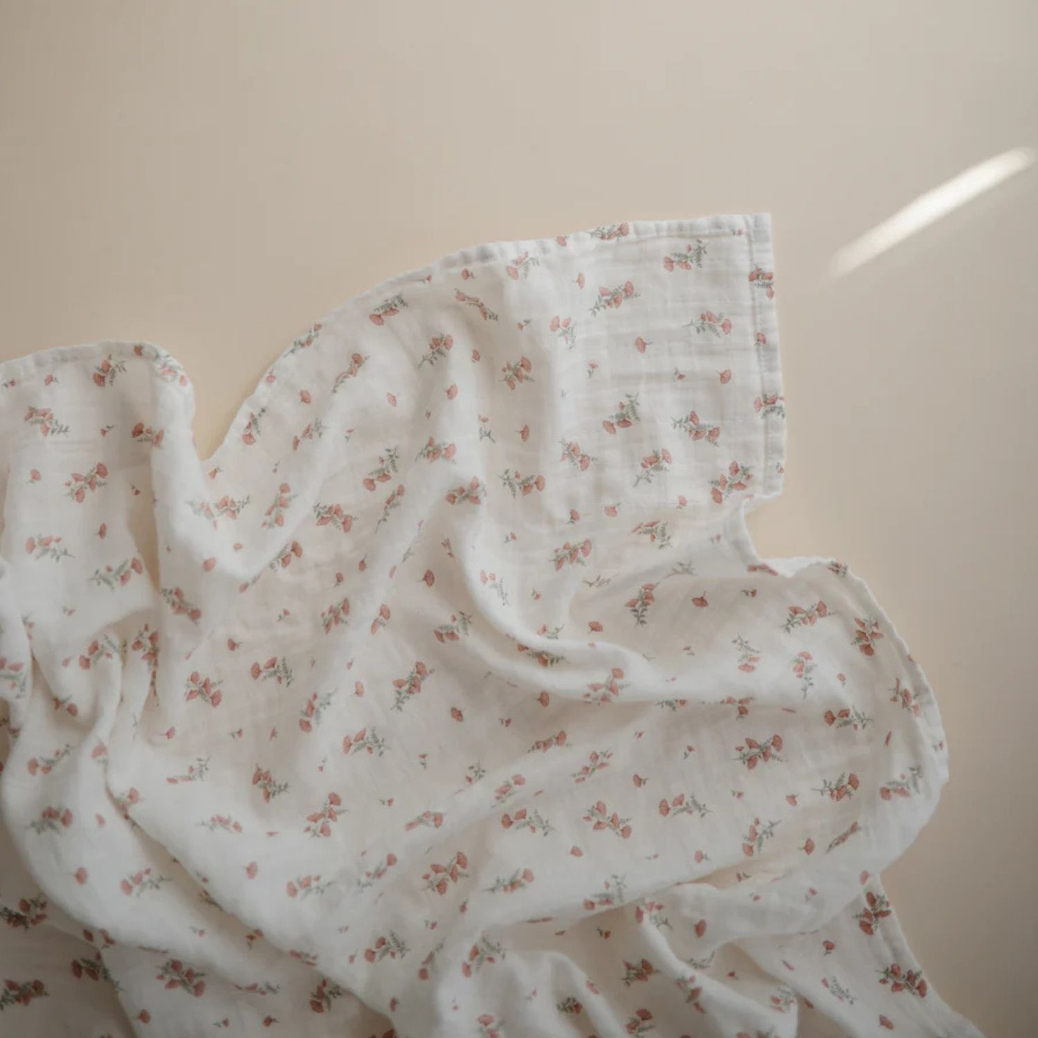 Maxi lange en coton bio Pink Flowers (120 x 120 cm) (Mushie) - Image 1