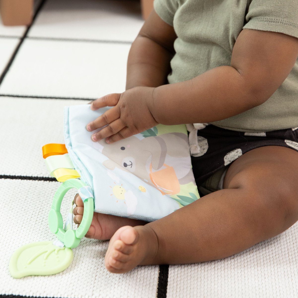 Livre d'éveil en tissu Nate l'Ourson (Kids2) - Image 1