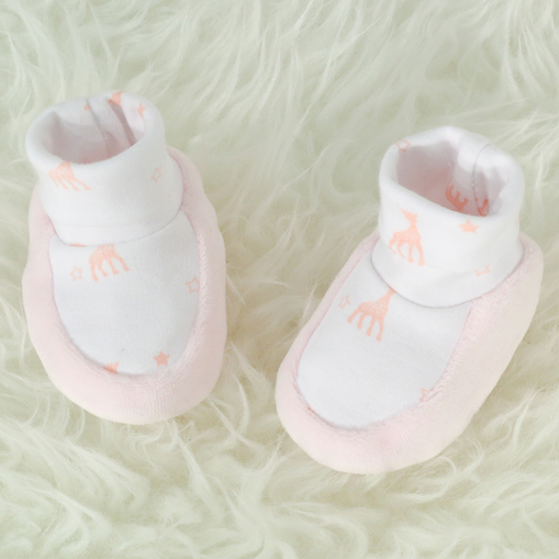 Chaussons de naissance roses Sophie la girafe (0-1 mois) (Trois Kilos Sept) - Image 2