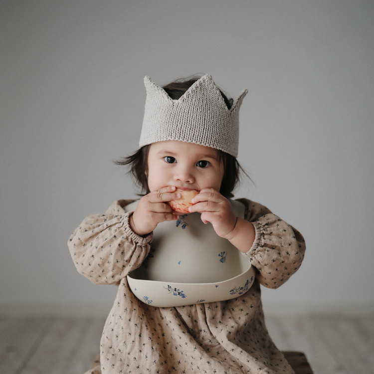 Bavoir à poche en silicone Lilac flowers (Mushie) - Image 3