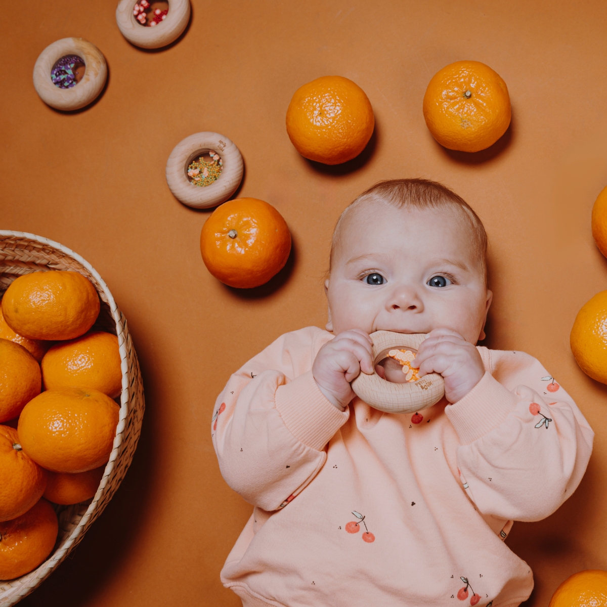 Hochet sensoriel Sensory Donut oranges (Petit Boum) - Image 2