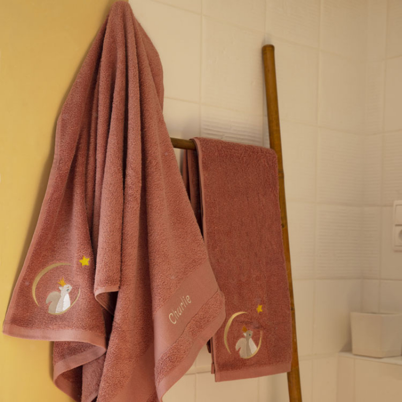 Serviette de bain brique écureuil personnalisable (70 x 140 cm) (L'oiseau bateau) - Image 4