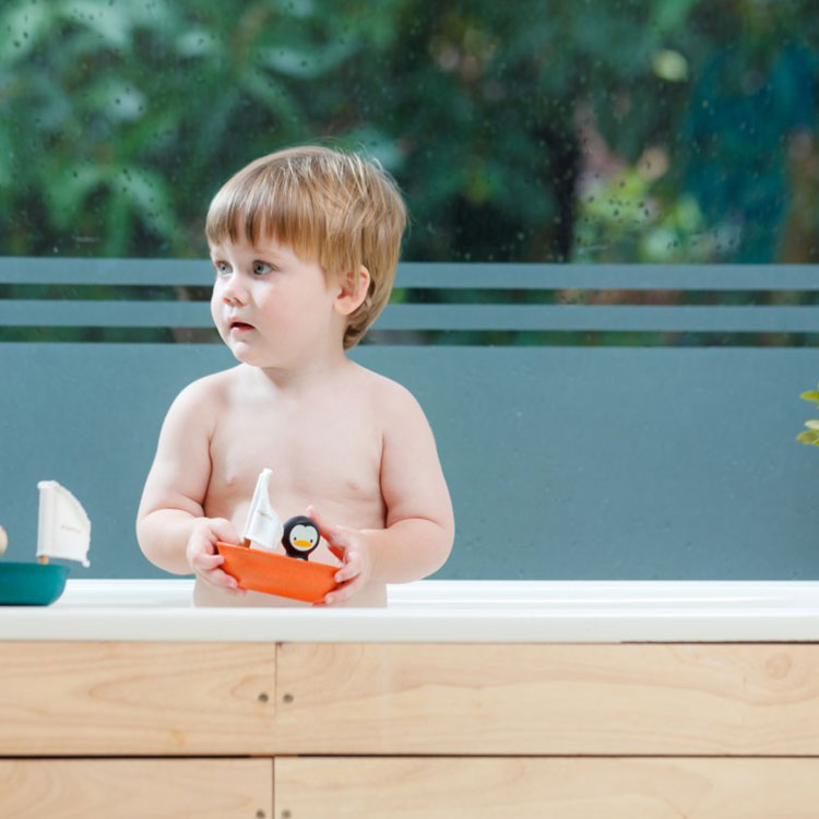 Bateau pingouin (Plan Toys) - Image 1