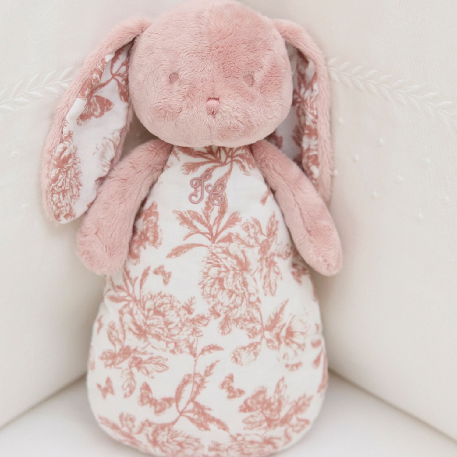 Peluche bruit blanc lapin Toile de Jouy rose (Tartine et Chocolat) - Image 4