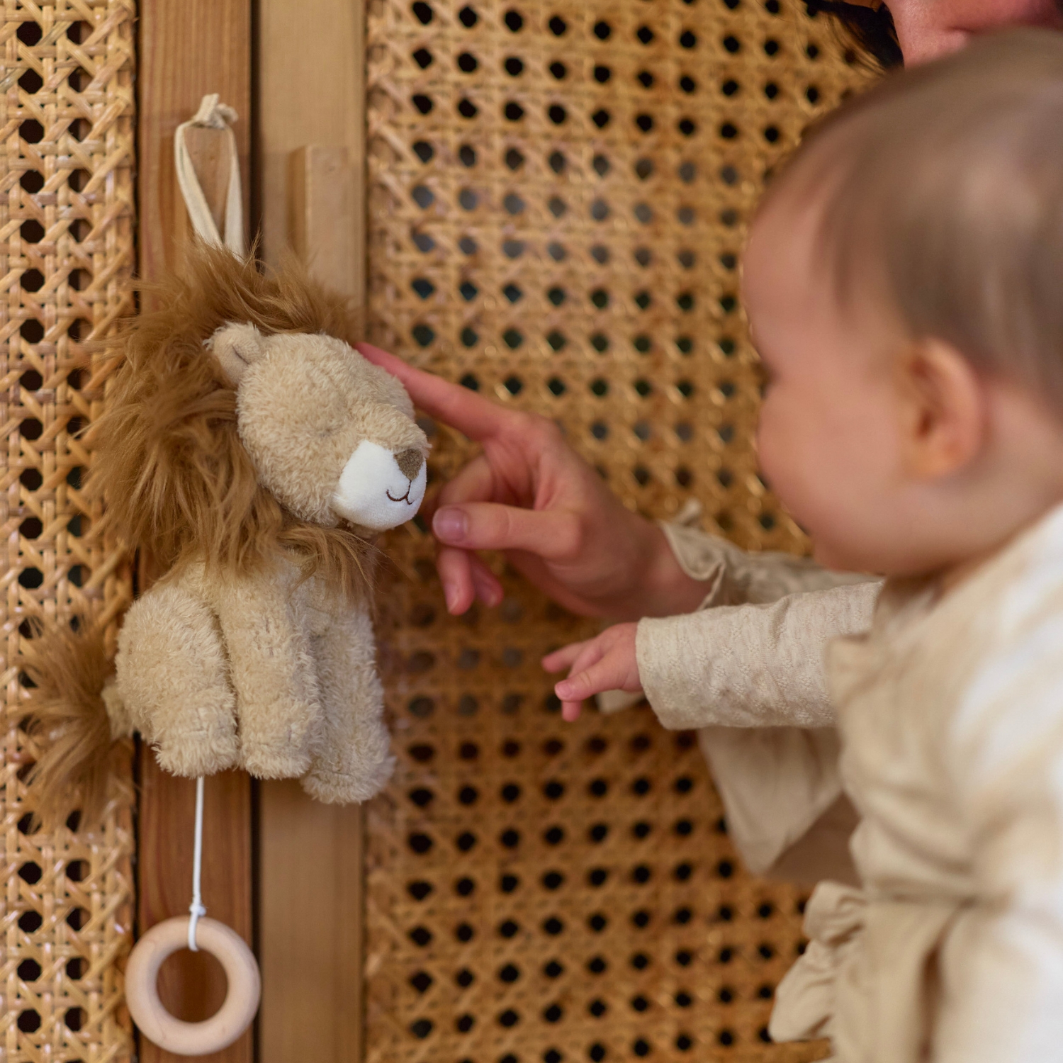 Little Dutch - Peluche musicale à suspendre Lion Safari Friends
