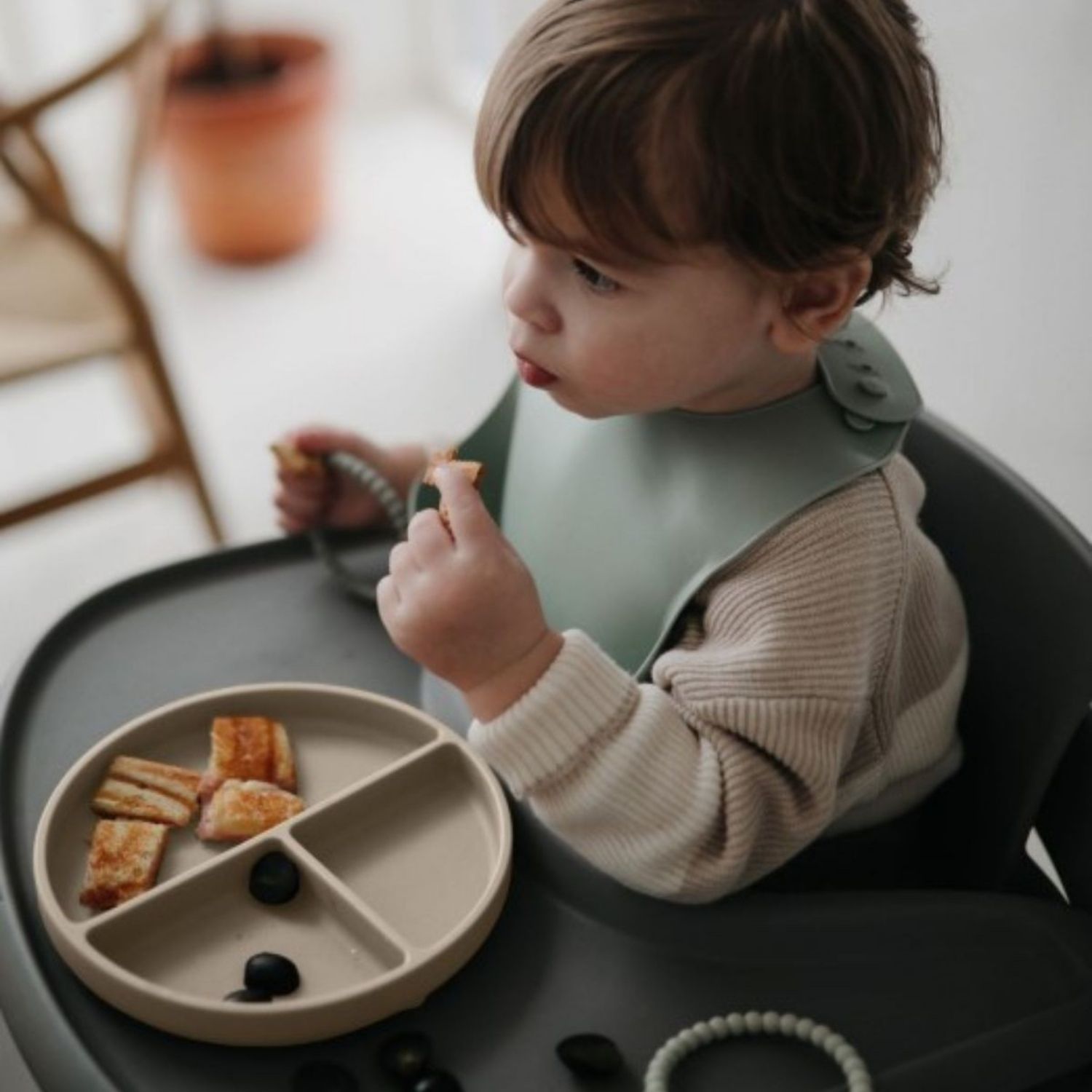 Assiette à compartiments en silicone avec ventouse Shifting Sand (Mushie) - Image 3