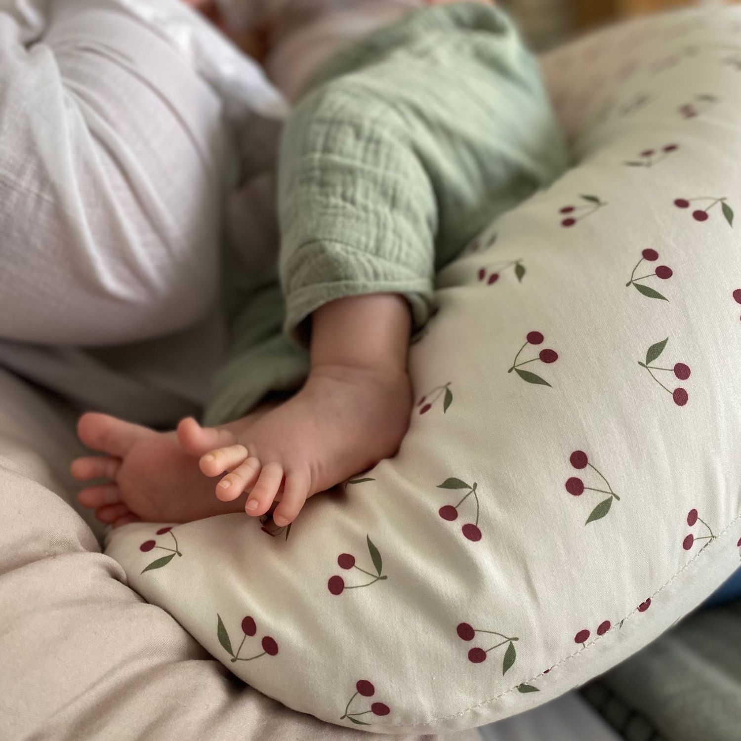 Coussin de maternité en coton Cerises (Candide) - Image 6