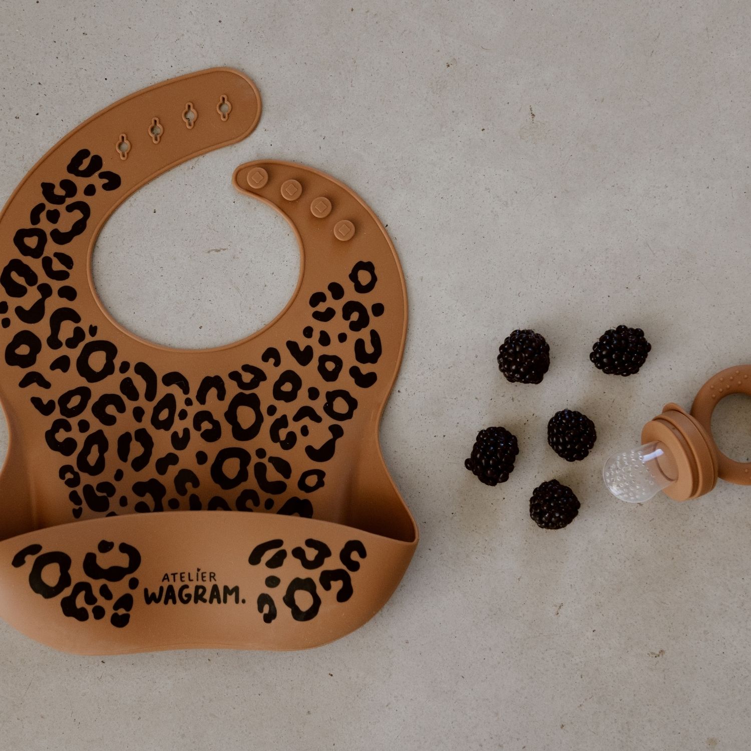 Bavoir en silicone Léopard Marron (Atelier Wagram) - Image 4