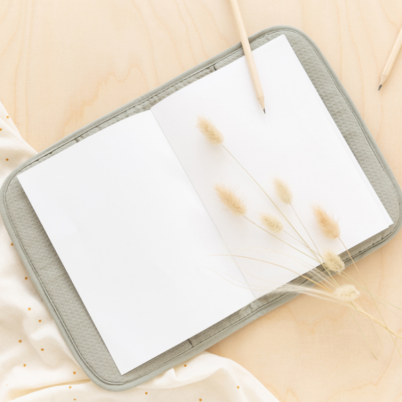 Protège carnet de santé nid d'abeille Poema Laurel Green (Nobodinoz) - Image 3