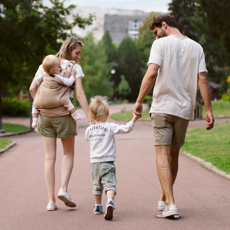Porte bébé évolutif en réhausseur Moov & Boost beige noisette (Babymoov) - Image 1
