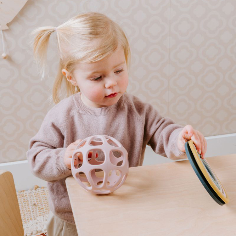 Balle de préhension en silicone rose (Baby's Only) - Image 2