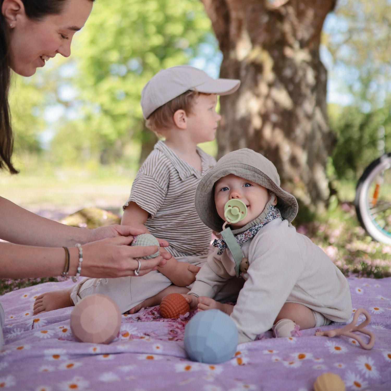Lot de 3 jouets sensoriels Nesting Spheres Blush (Mushie) - Image 5