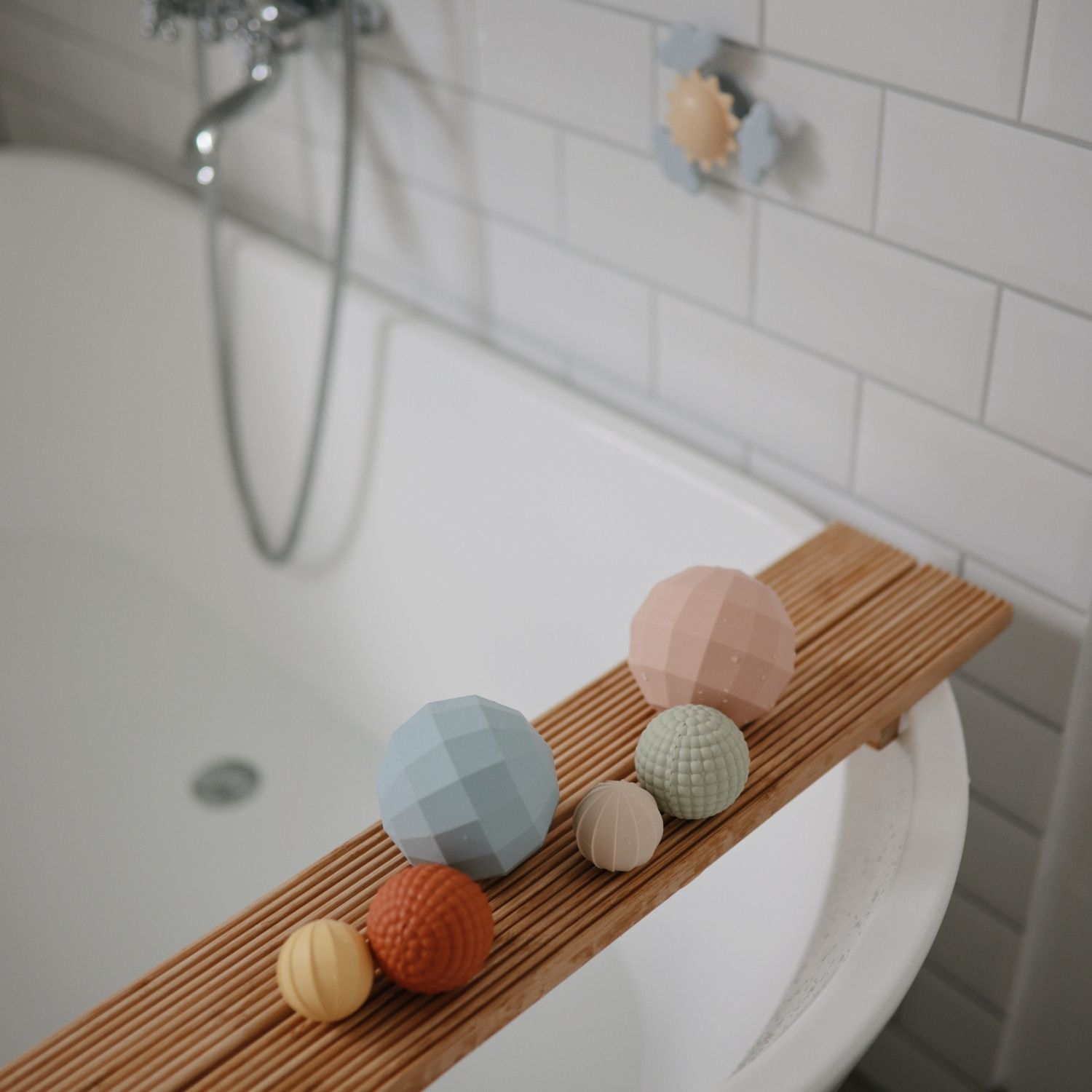 Lot de 3 jouets sensoriels Nesting Spheres Blush (Mushie) - Image 7