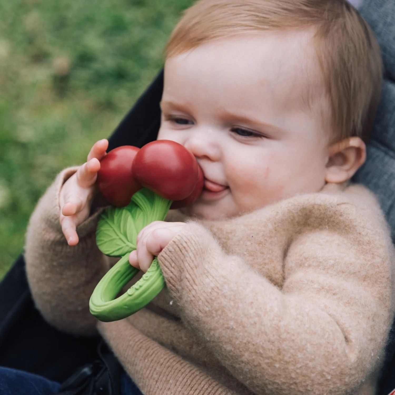 Oli and Carol - Hochet et anneau de dentition bébé Cherry