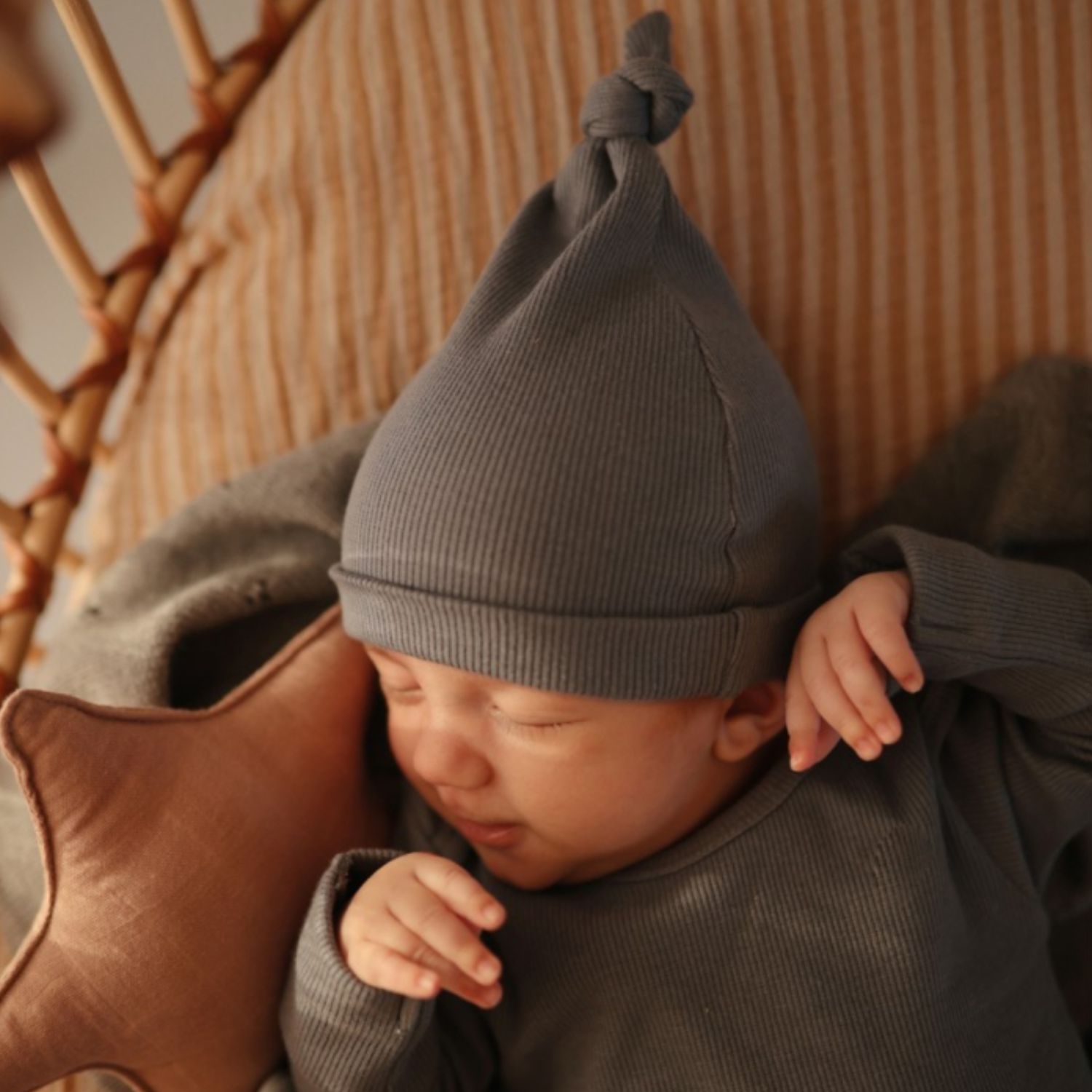 Bonnet de naissance côtelé Tradwinds (Mushie) - Image 1