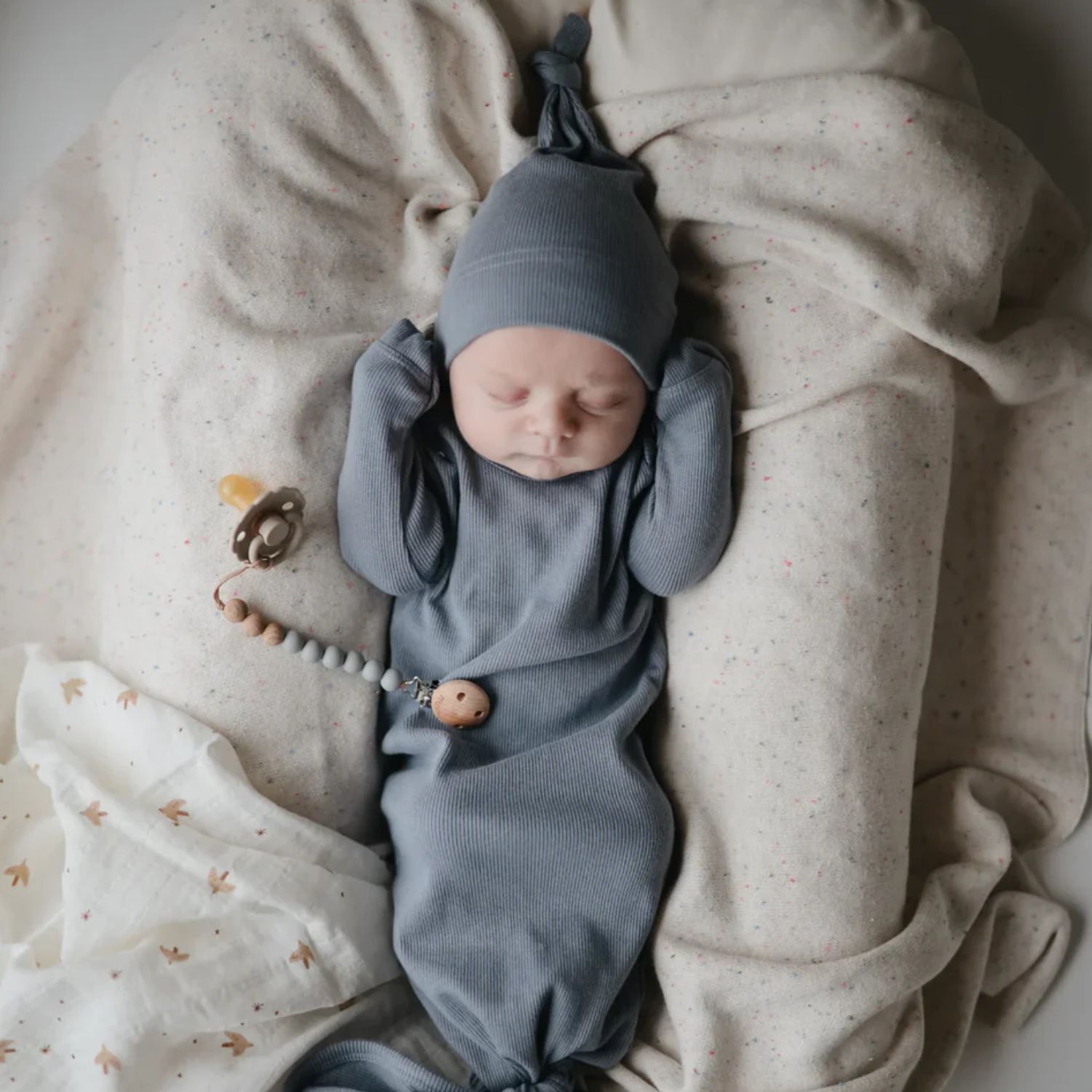 Bonnet de naissance côtelé Tradwinds (Mushie) - Image 3