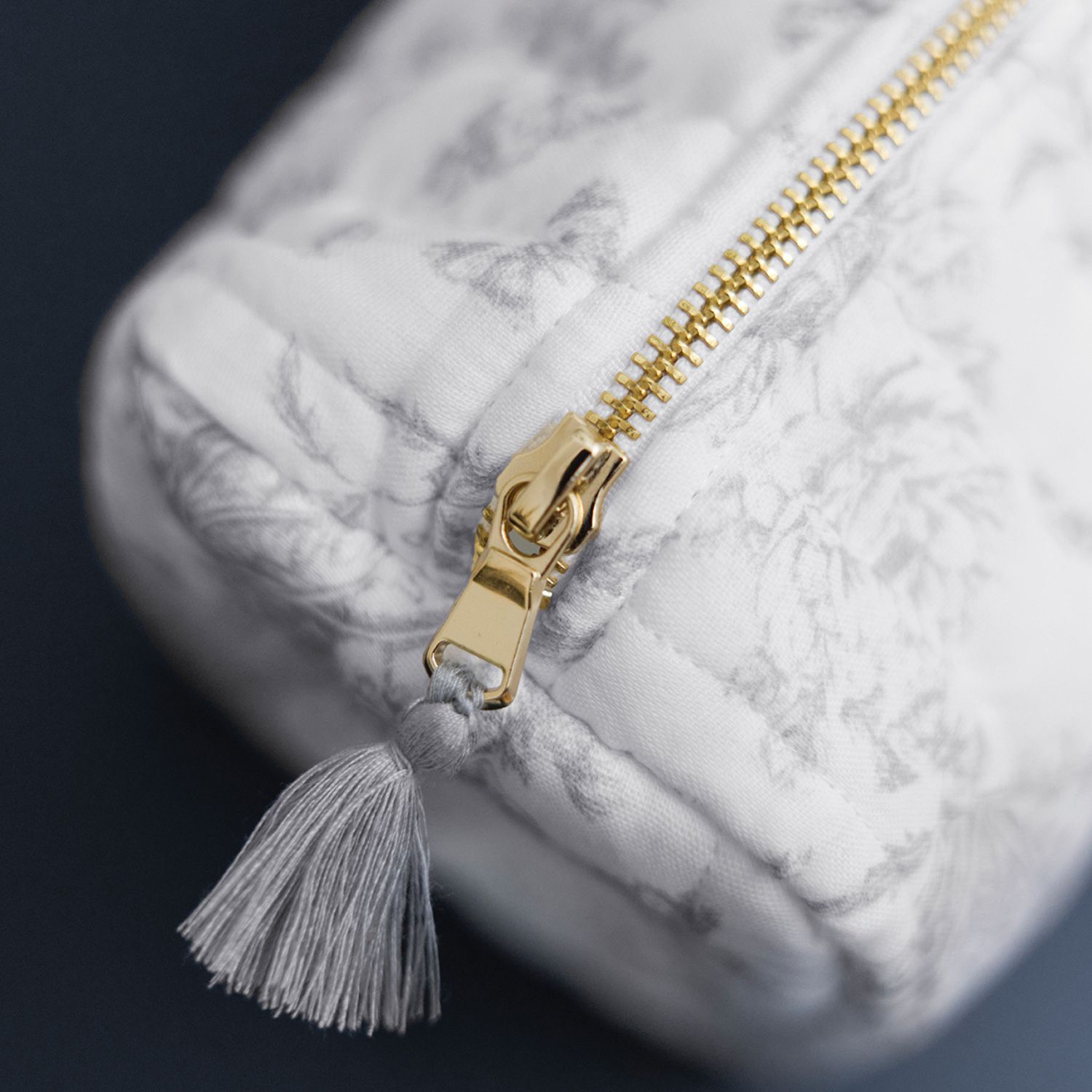 Trousse de toilette Toile de Jouy gris (Tartine et Chocolat) - Image 3