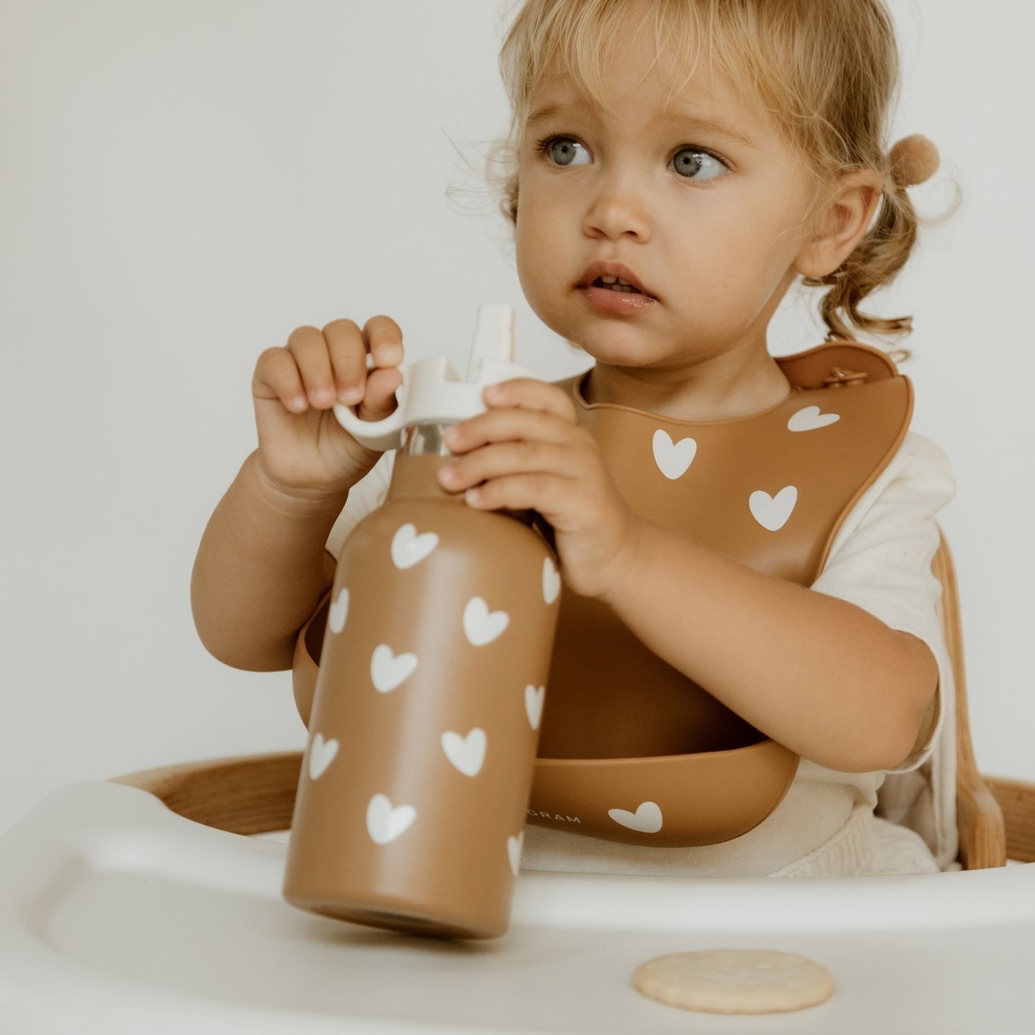 Bavoir en silicone Coeurs Caramel (Atelier Wagram) - Image 1