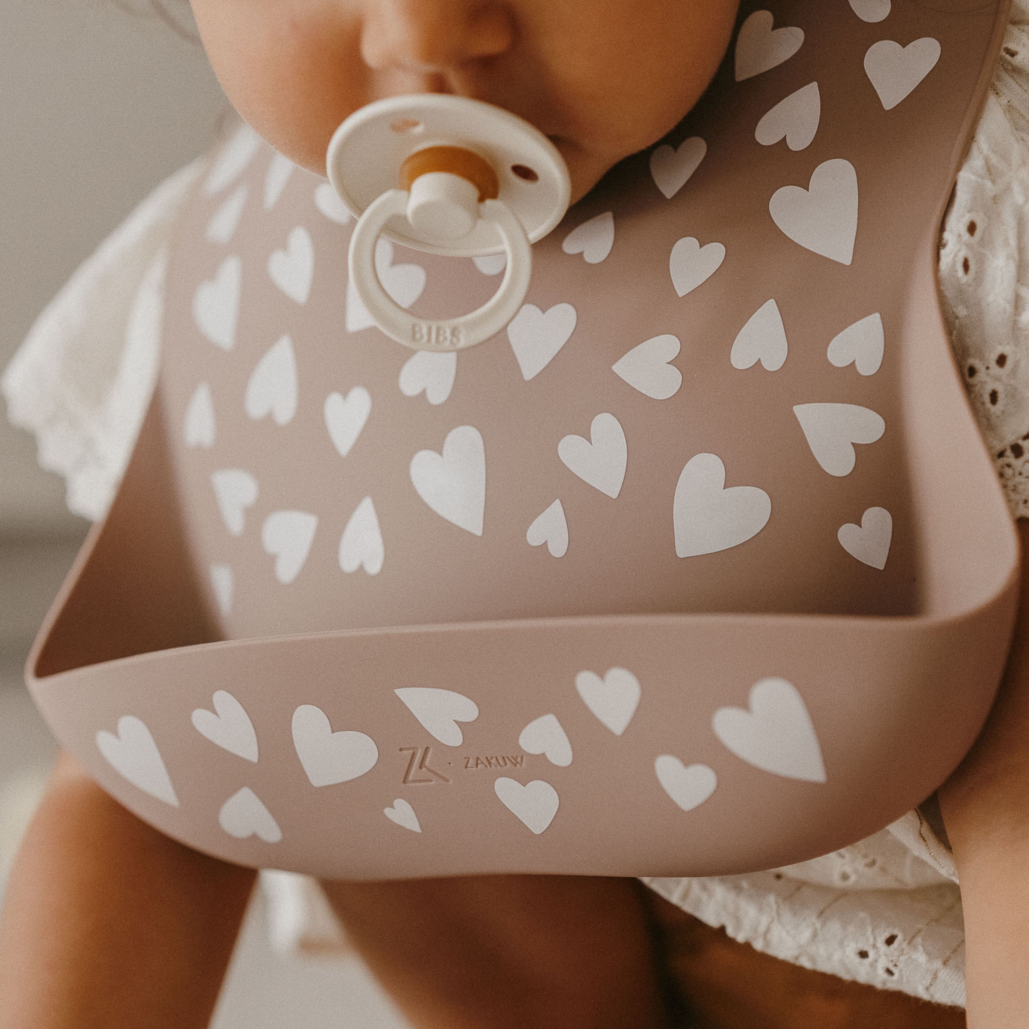 Bavoir en silicone Fall In Love taupe rose (Zakuw) - Image 3