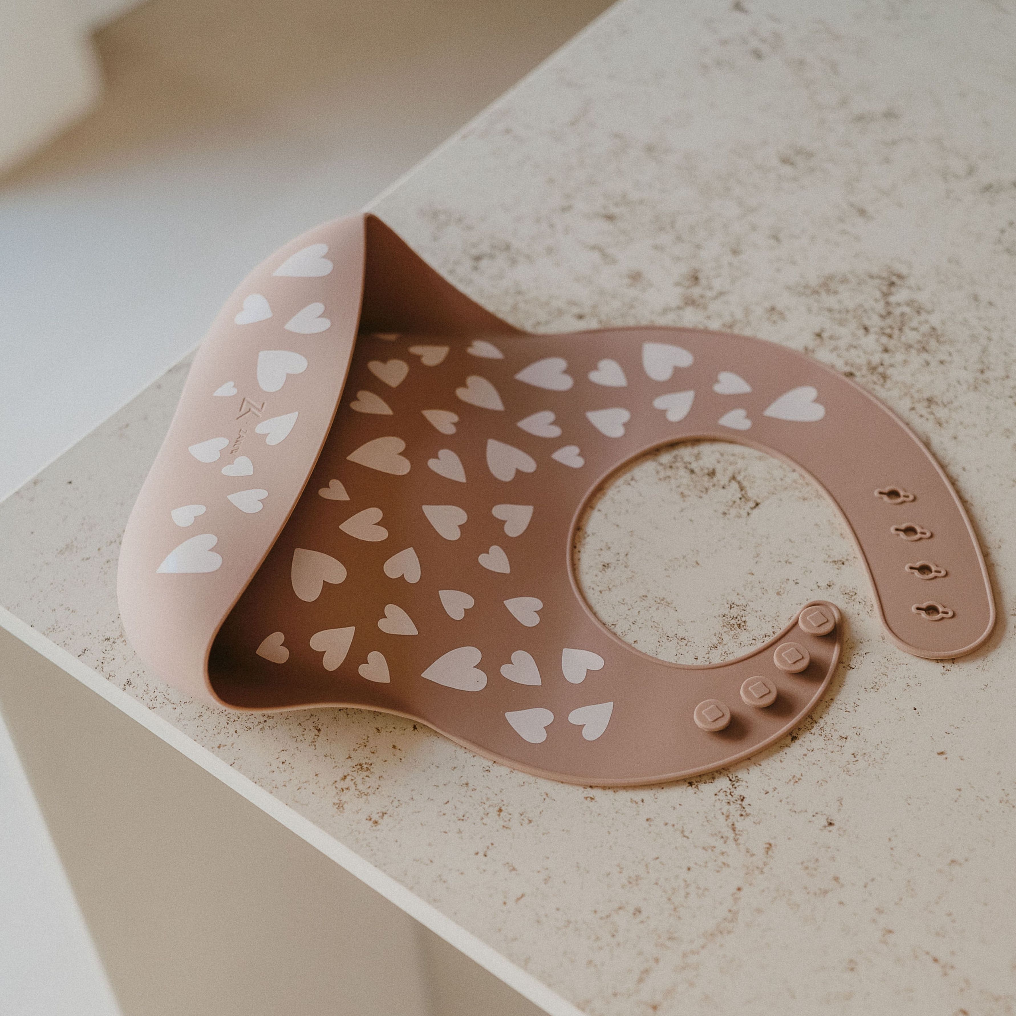 Bavoir en silicone Fall In Love taupe rose (Zakuw) - Image 4