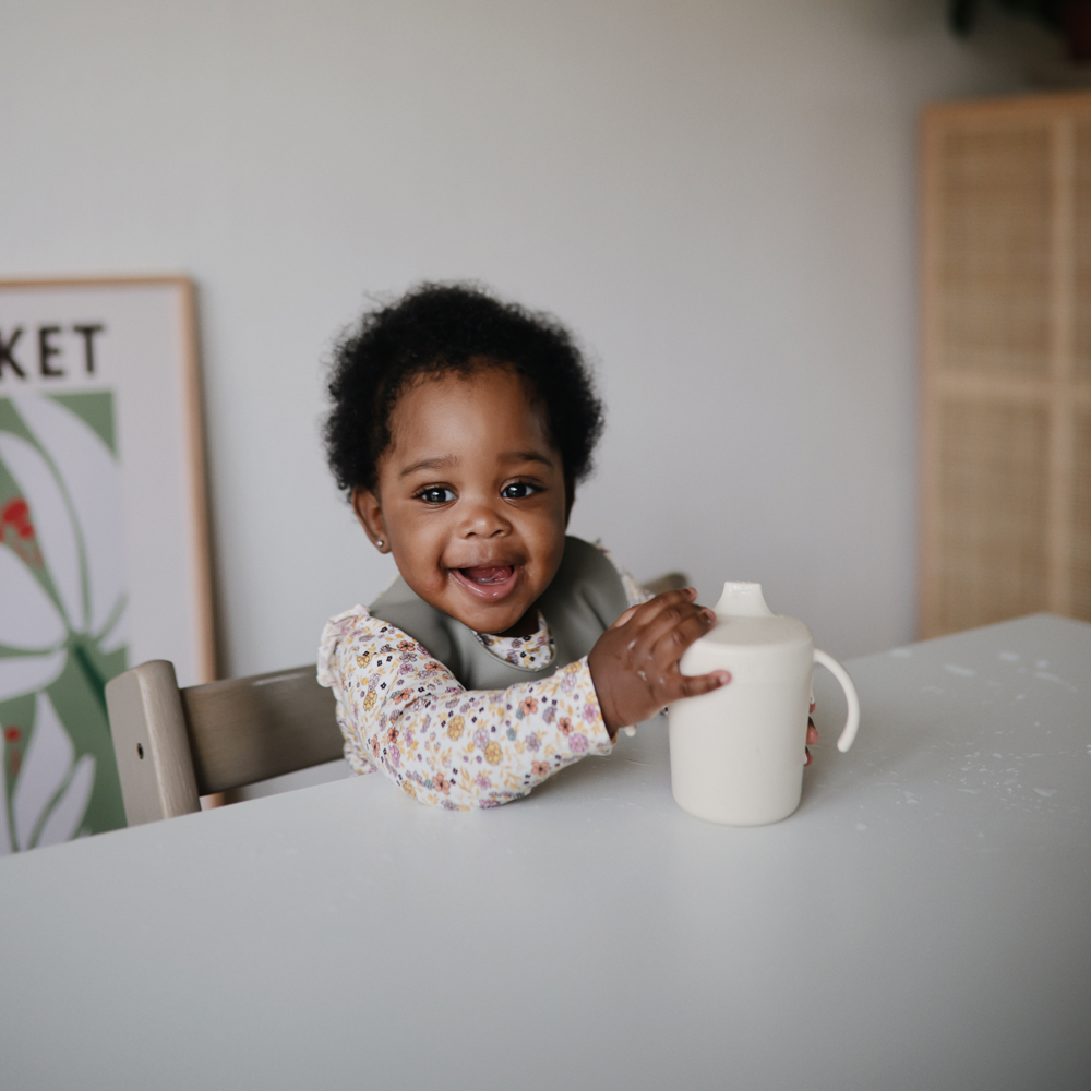 Tasse d'apprentissage en silicone Ivroy (Mushie) - Image 2