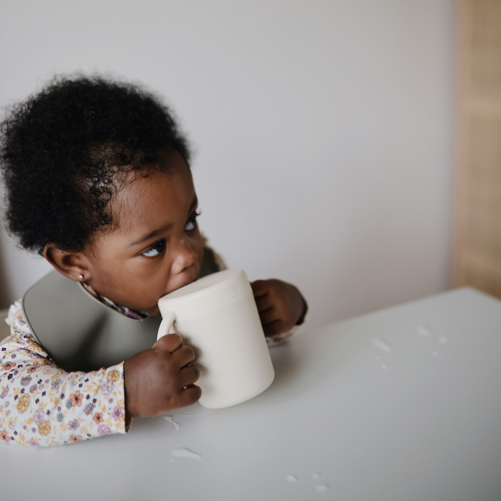 Tasse d'apprentissage en silicone Ivroy (Mushie) - Image 3