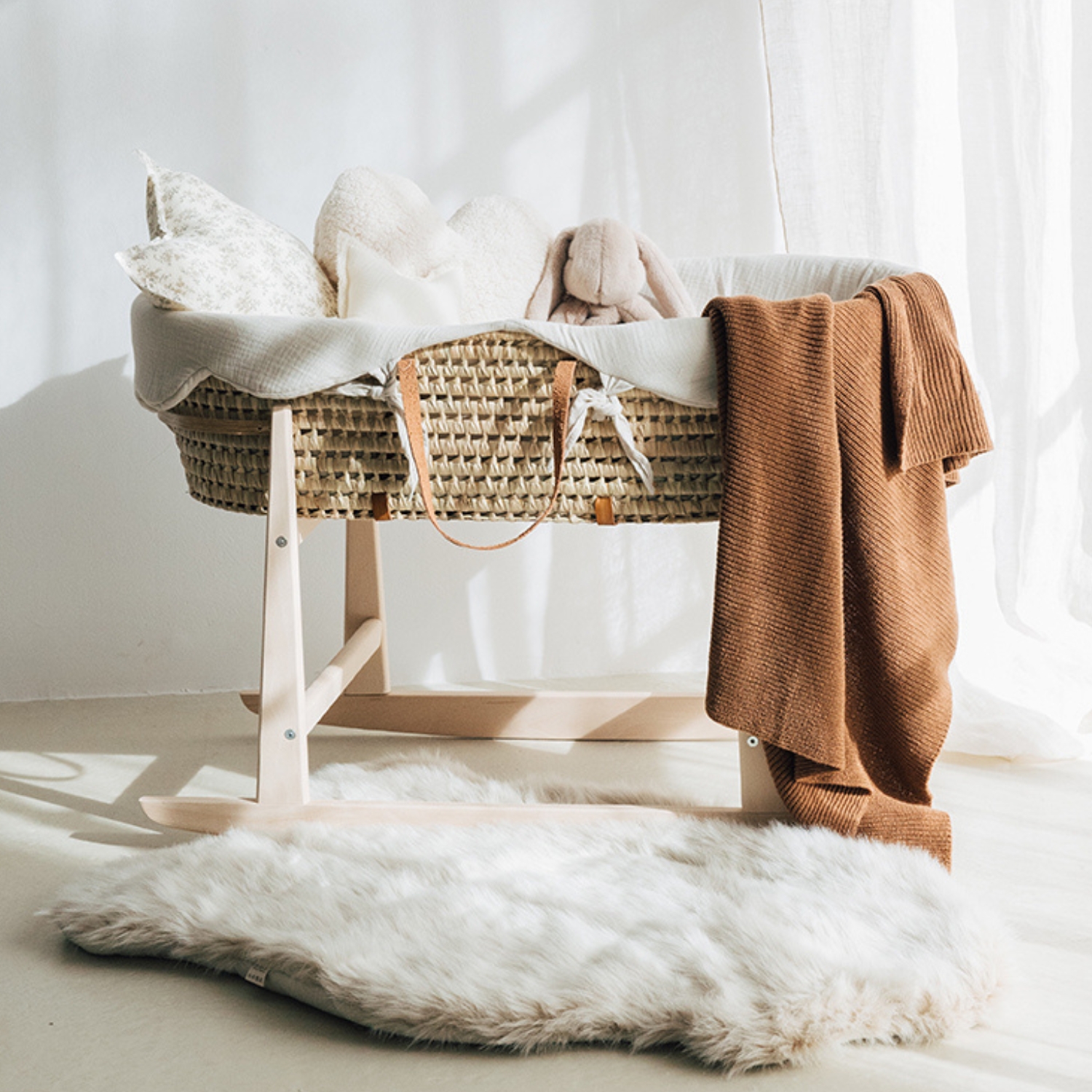 Couffin souple en osier avec anses en cuir (Babyshower) - Image 1