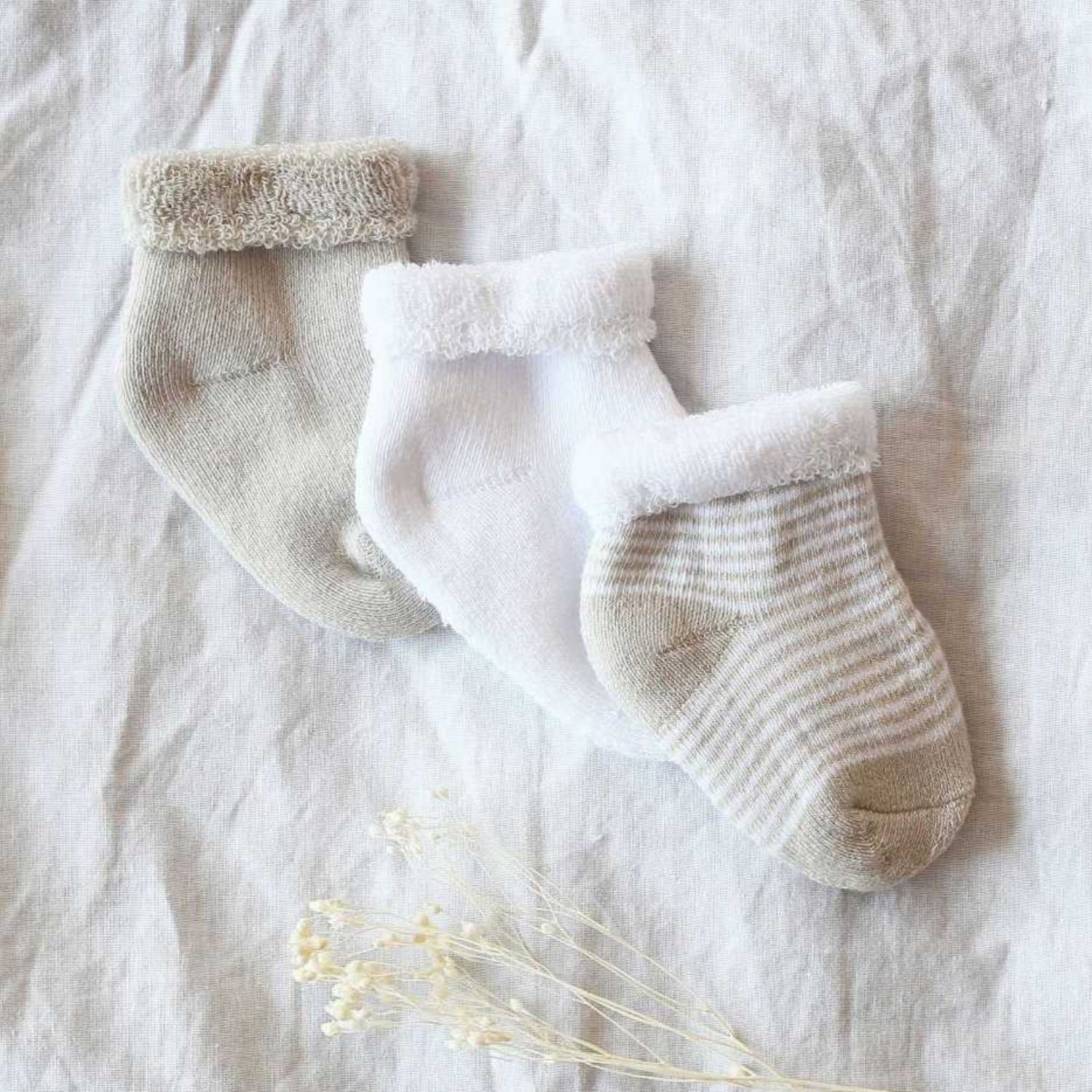 Lot de 3 paires de chaussettes beige et blanc (0-6 mois) (Trois Kilos Sept) - Image 1