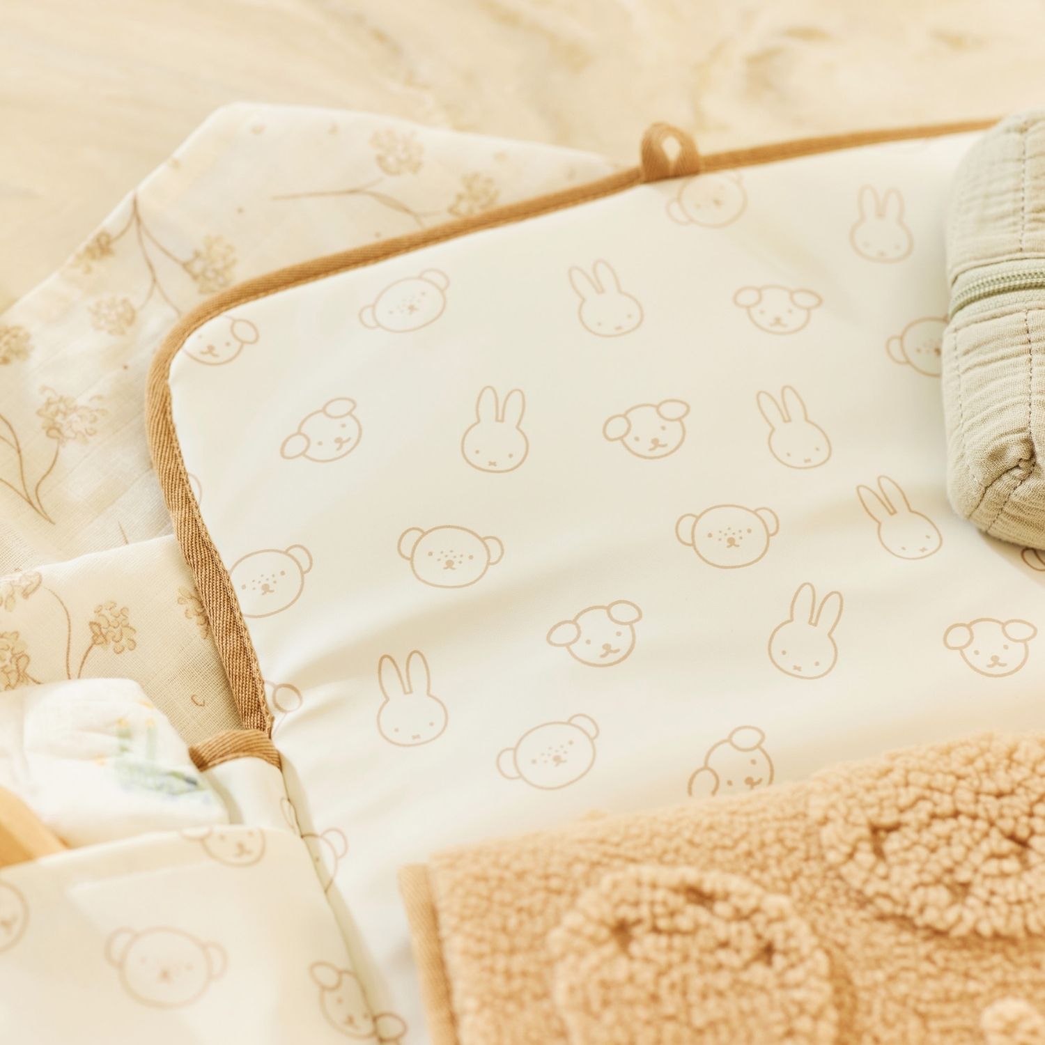 Tapis à langer nomade Miffy Jacquard Teddy Biscuit (Jollein) - Image 1