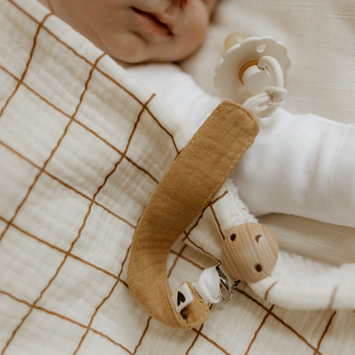 Atelier Wagram - Attache tétine Gaze Camel (personnalisable)