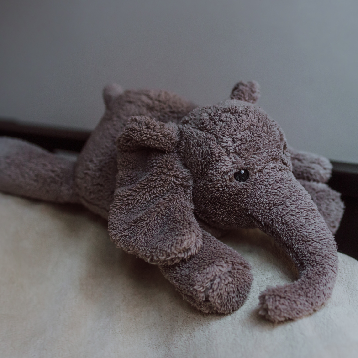 Peluche bruit blanc George l'éléphant gris (FLOW) - Image 2