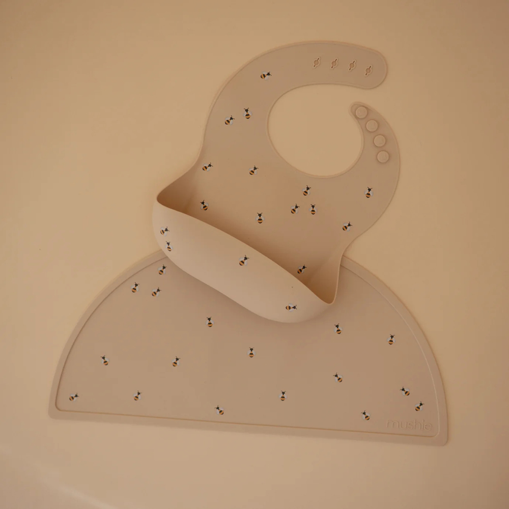 Bavoir à poche en silicone Bee (Mushie) - Image 5
