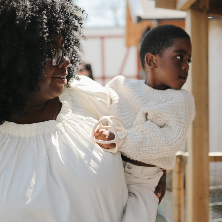 Jouet de dentition Balle Shifting Sand (Mushie) - Image 7