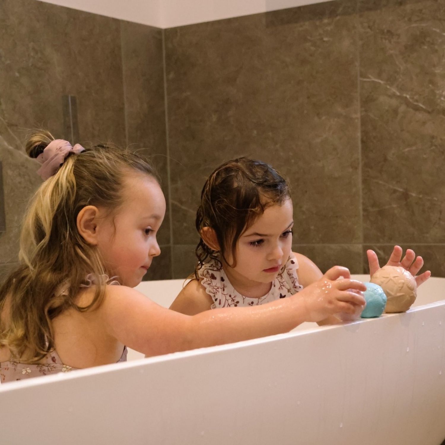 Lot de 2 balles sensorielles Coquille (Natruba) - Image 1