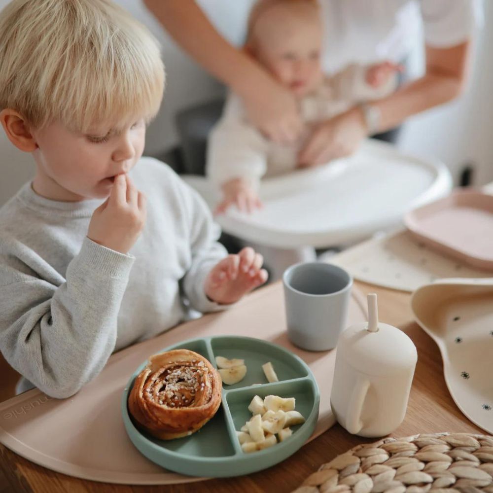 Mushie - Assiette à compartiments en silicone avec ventouse Cambridge blue