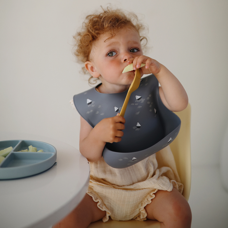 Mushie - Assiette à compartiments en silicone avec ventouse Powder blue