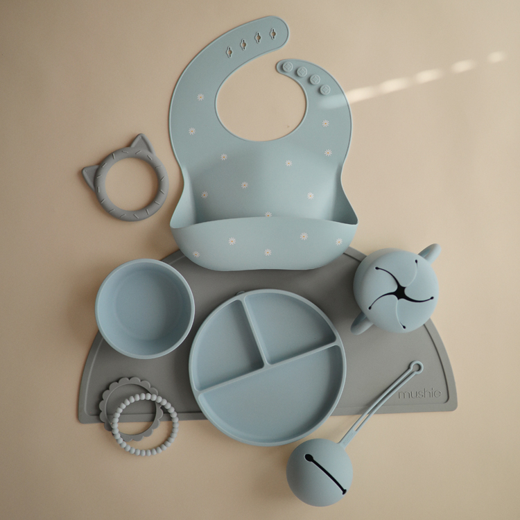 Assiette à compartiments en silicone avec ventouse Powder blue (Mushie) - Image 2