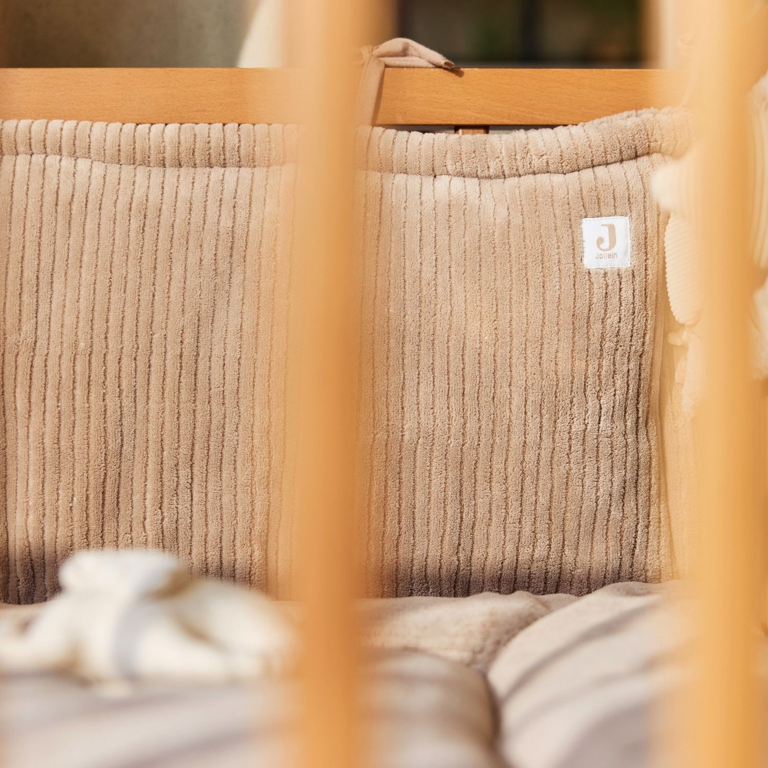 Tour de lit Cloudy Rib Milky Coffee (pour lits 60 x 120 ou 70 x 140 cm) (Jollein) - Image 1