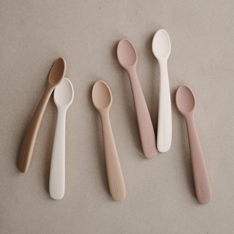 Lot de 2 cuillères en silicone Shifting sand-Blush (Mushie) - Image 1