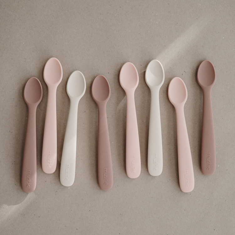 Lot de 2 cuillères en silicone Shifting sand-Blush (Mushie) - Image 2