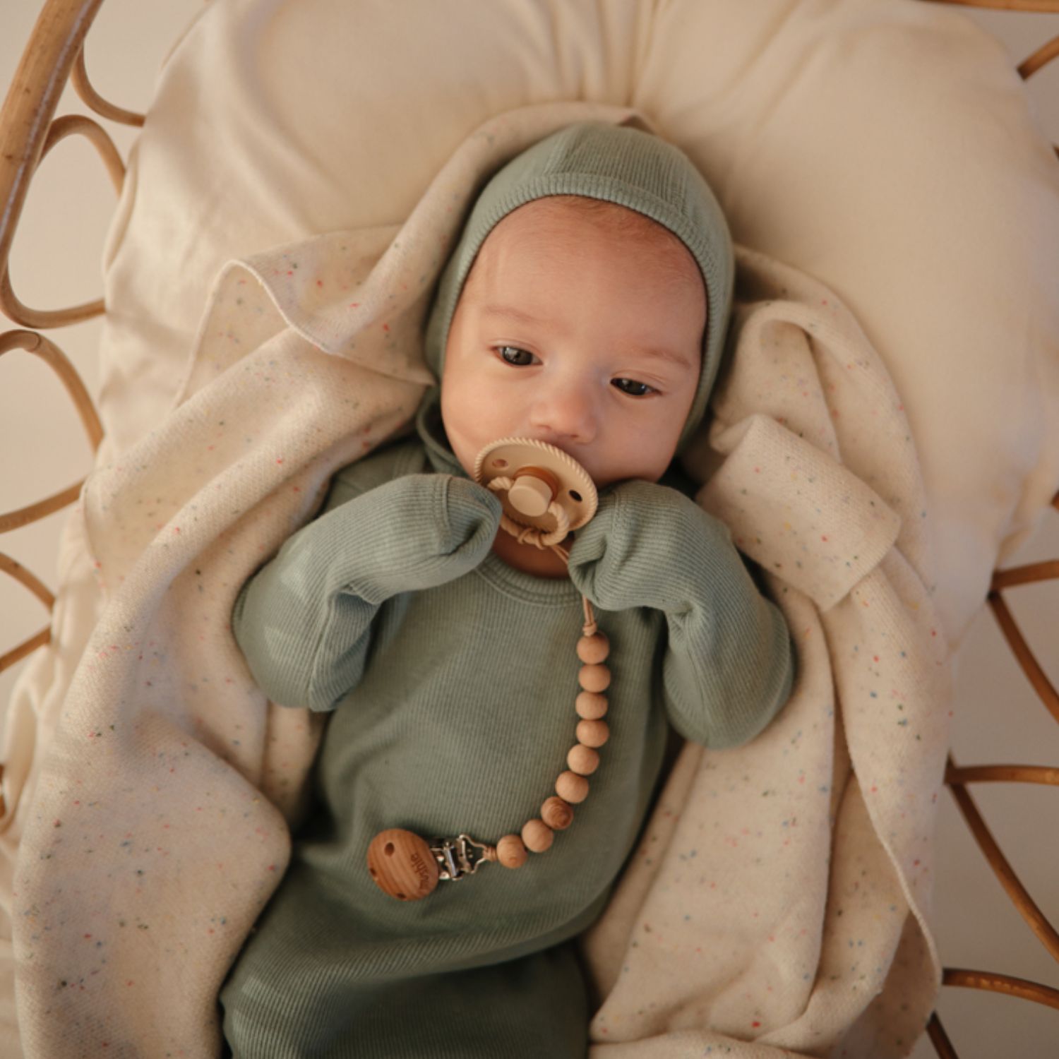 Bonnet de naissance à nouer Roman Green (Mushie) - Image 5