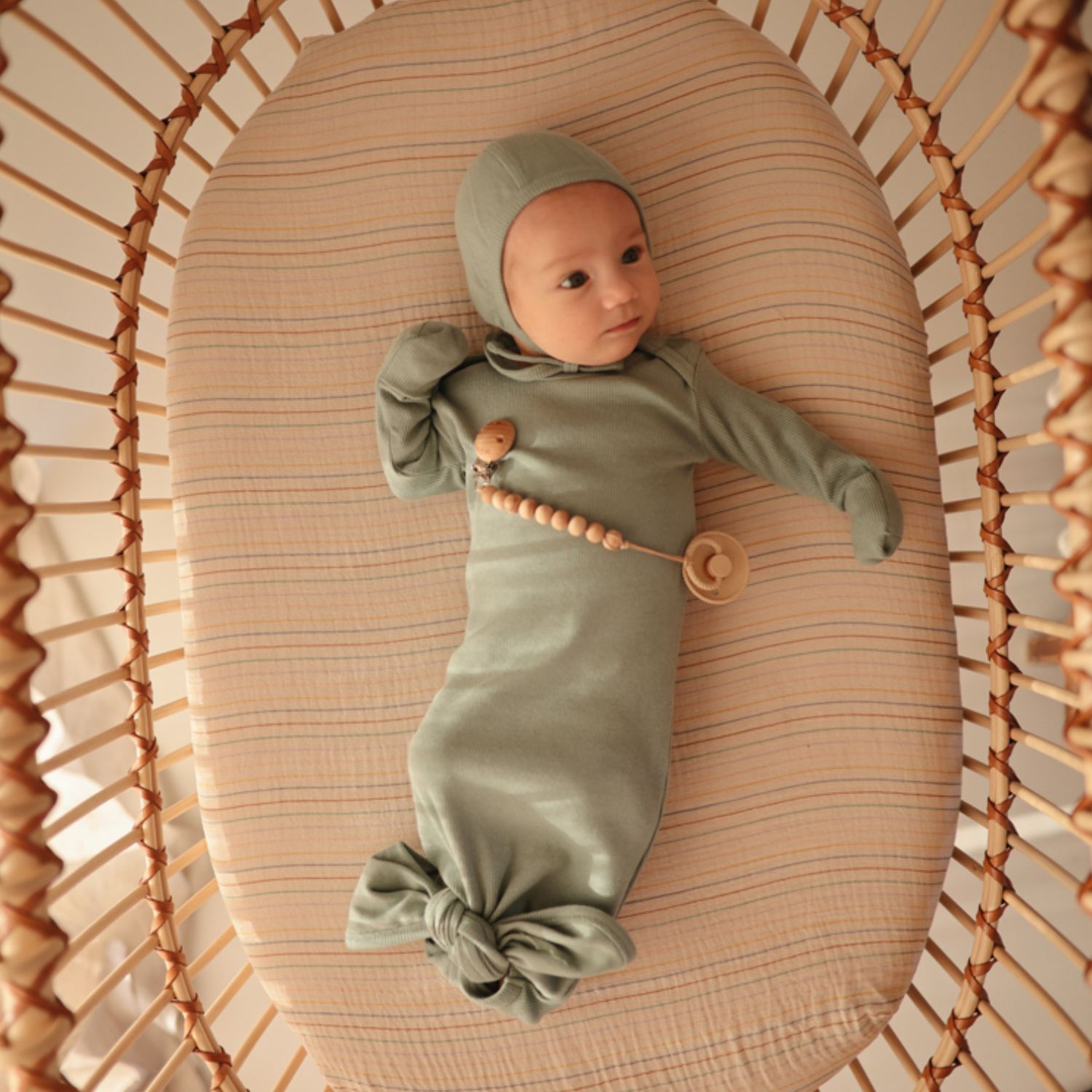 Bonnet de naissance à nouer Roman Green (Mushie) - Image 6