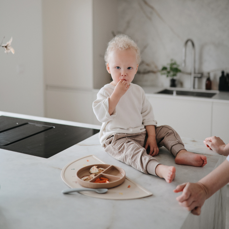 Assiette à compartiments en silicone avec ventouse Natural (Mushie) - Image 3