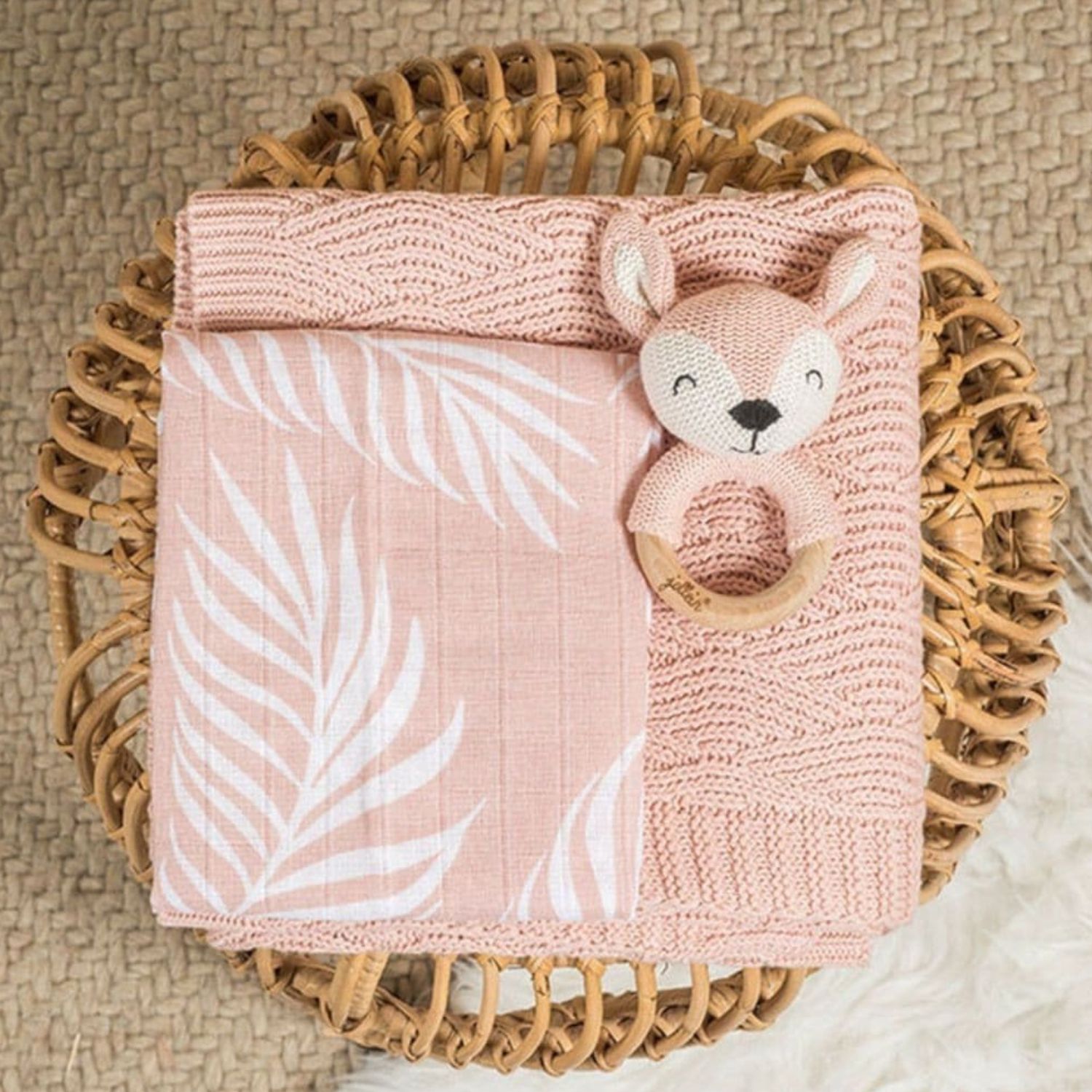 Hochet anneau de dentition biche en tricot rose pâle (Jollein) - Image 1