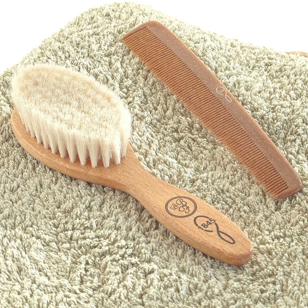 Brosse à cheveux bébé en hêtre rouge et soie de chèvre (Le Biberon Français) - Image 2