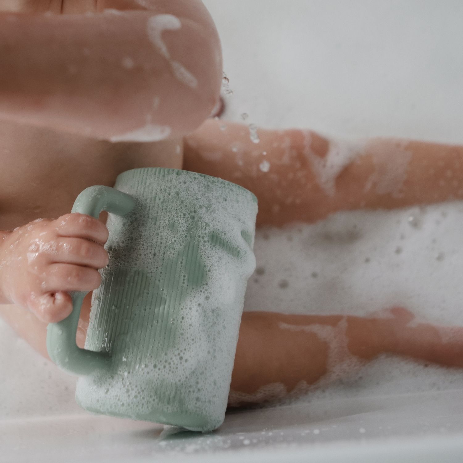 Gobelet de rinçage pour le bain Cambridge Blue (Mushie) - Image 1