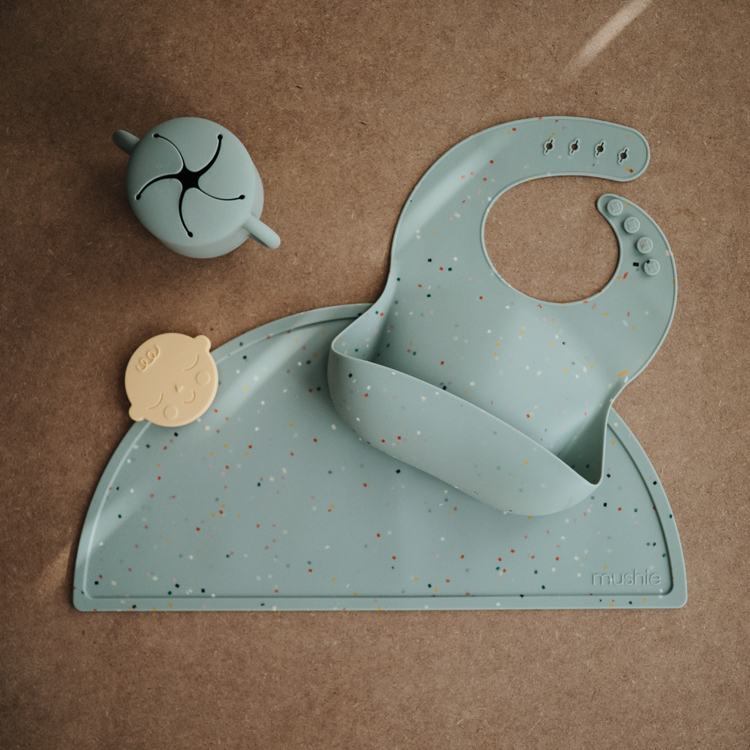 Bavoir à poche en silicone Cambridge blue confetti (Mushie) - Image 4