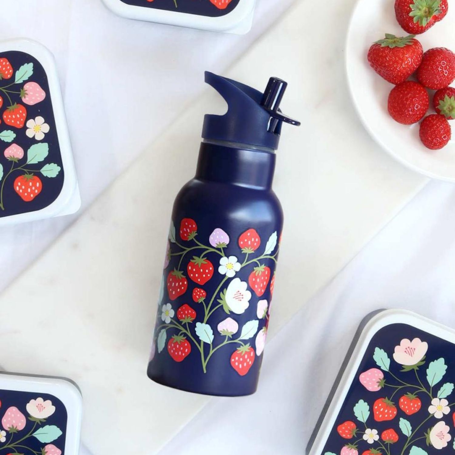 Gourde isotherme Fraises (350 ml) (A Little Lovely Company) - Image 3