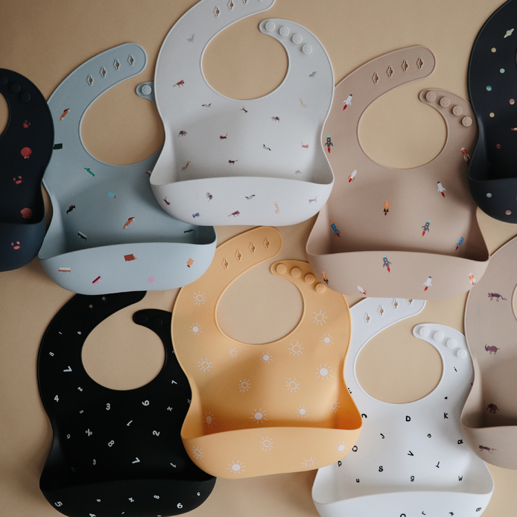 Bavoir à poche en silicone Retro cars (Mushie) - Image 2