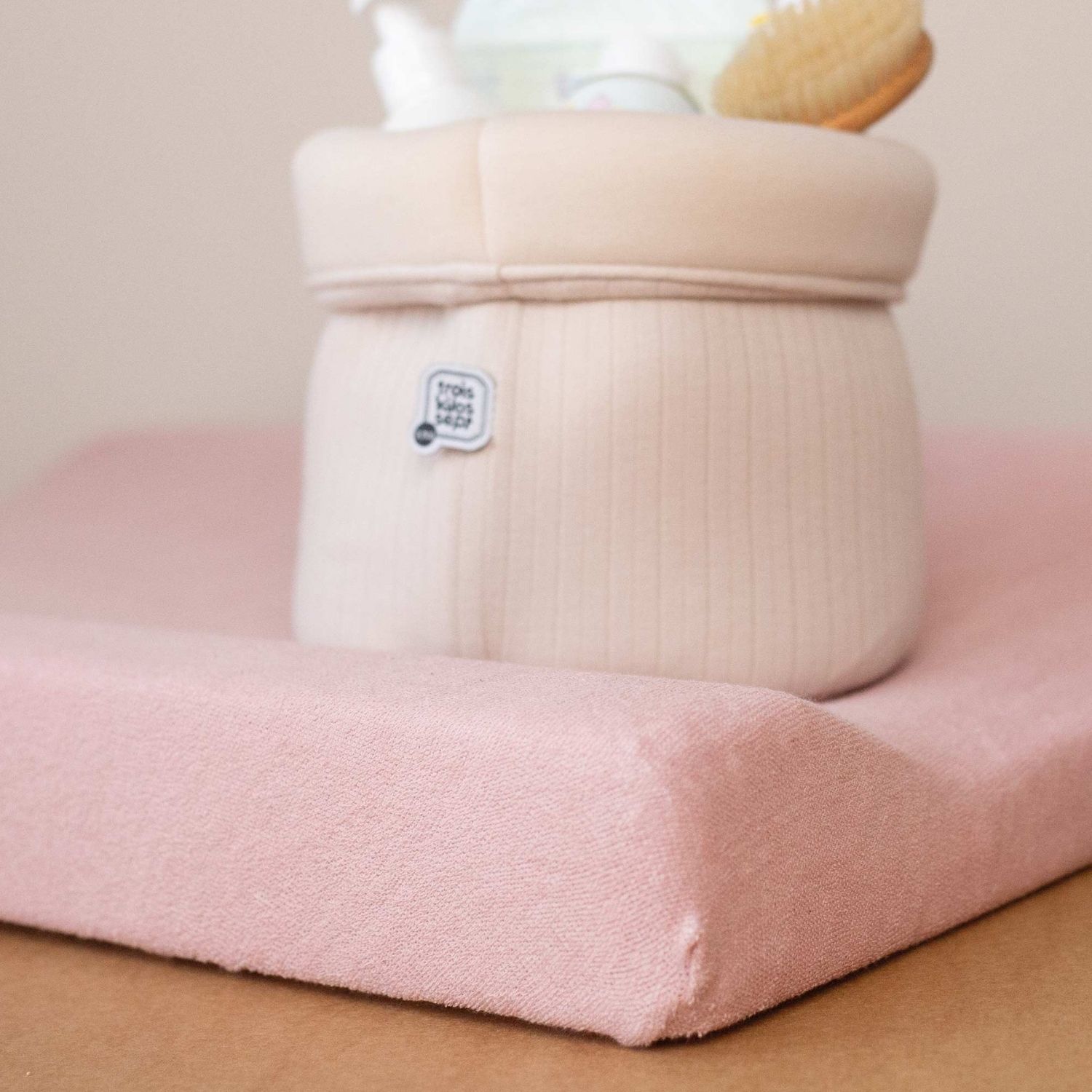 Lot de 2 housses de matelas à langer Ecru-Rose poudre (70 x 50 cm) (Trois Kilos Sept) - Image 1